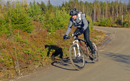 Snabb kille på snabb cykel