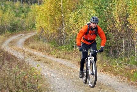 Westman smiskar Meridan på grusväg