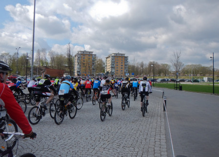 Ungefär 753 cyklister rullar ut från startområdet.