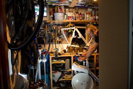 Billy jobbar i förrådet. Foto: Bengt Ellison