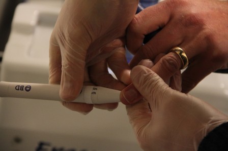 Mjölksyran mäts upp med regelbundna stick i fingret