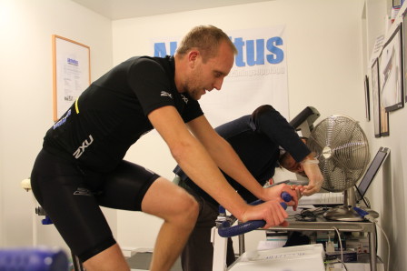 Mattias kontrollerar laktatnivån i Billys blod