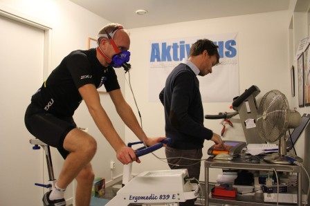 Försökskanin Billy andas i mask medans Mattias noggrant övervakar värden