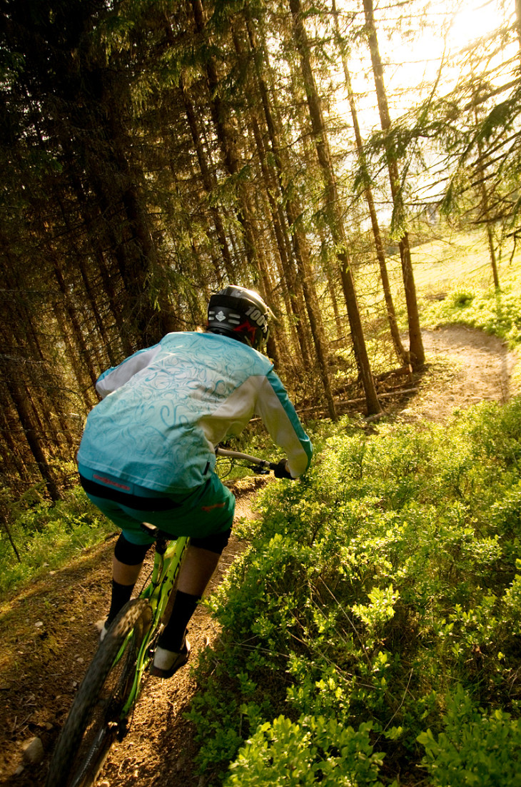 Dh-landslagscyklisten Knut Lökås pressar sin stigcykel i kurvorna. Foto: Bengt Luthman
