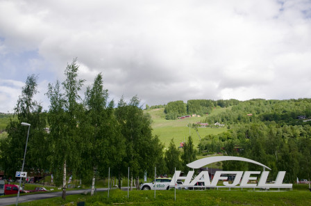 Det är svårt att missa att man hamnat rätt när man passerar infarten till Hafjells anläggning. Foto: Bengt Luthman