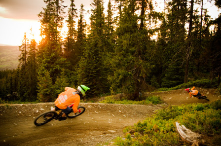 Några lovande juniorer bränner på i kurvorna i Rollercoaster. Foto: Bengt Luthman