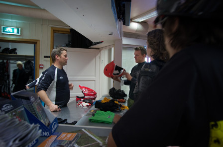 De har inte så många anställda i Hafjell så förutom att bygga, designa och sköta lederna hjälper Snorre också till i uthyrningen. Foto: Bengt Luthman