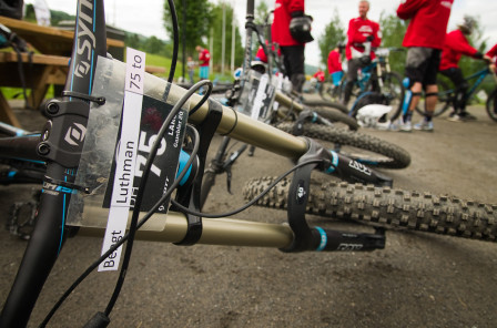 Till de lite väl kralliga hyrcyklarna medföljer en klarröd varningströja. Foto: Bengt Luthman