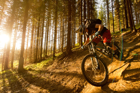 Den tyske journalisten Jens, dundrar på i den svarta leden New School med kameraryggan på. Foto: Vegard Breie