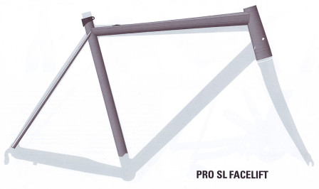 Styrröret har blivit högre och ovanröret mer slopat Styrröret har blivit högre och ovanröret mer slopat