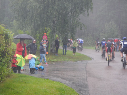Hårdnackad publik som inte räds "lite" regn.
