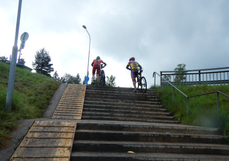 Cykelcrossinslag i form av trappa.