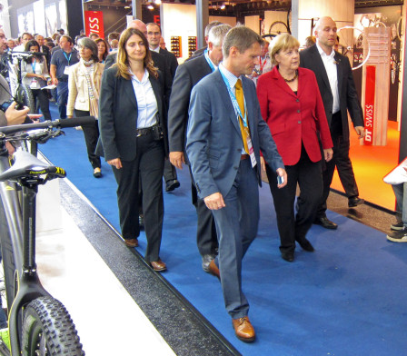 Angela Merkel med följe. Kommer vi att få se och höra Fredrik Reinfeldt prata sig varm över cykelns framtid på årets Bike Expo?