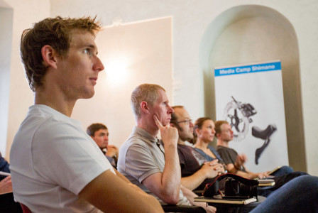 Andy Schleck lyssnar intresserat på informationen om de nya skivbromsarna.