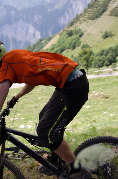 Fjörå shorts och t-shirt fladdrar i Alp d Huez