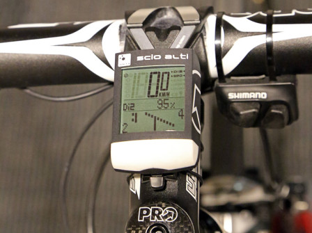 Med Cykeldatorn PRO Scio ANT+går det att se informationen från Di2-systemet. Batteristatus visas i % och växelläget visas grafiskt och med siffror. Här är kedjan på stora klingan fram och på fjärde drevet i kassetten.