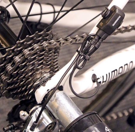 Shimano SW-EWW01 är kompatibel med Di2 som använder kabelsystemet E-tube dvs Dura Ace 9070, Ultegra 6870 och Ultegra 6770. Den trådlösa sändaren kan kopplas in var som helst i systemet och behöver inte som bilden visar sitta monterad vid bakväxeln.