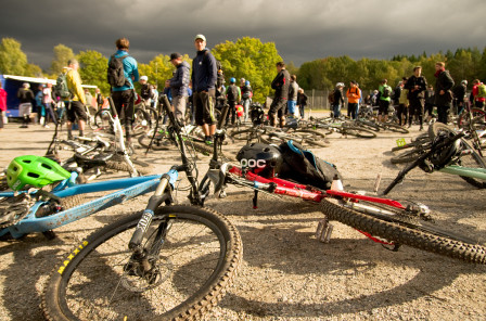 Förutom att tävla mot både nya och gamla kompisar ingår ett riktigt trevligt häng i endurotävlingarna. Foto: Bengt Luthman