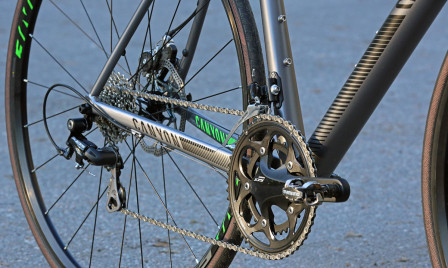 Växlar och drivlina från Shimano 105. Framväxeln monteras med direct mount. Växelvajern är olyckligt nog inte heldragen hela vägen