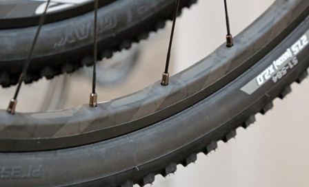 Fälg i kolfiberöverdragen aluminium