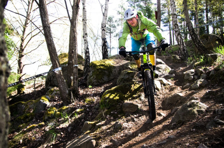 Åkare på väg ner i den steniga switchbacken på SS5.