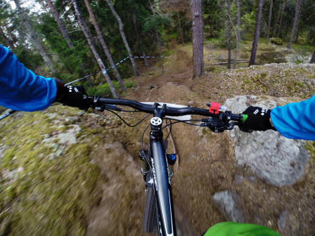Fartskjutsen i början av SS4, den gamla dh-banan. Man fick fart i backen med man fick trampa på för att bibehålla den.