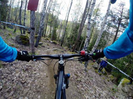 På väg ner i den steniga switchbacken i dh-banan på SS5. 