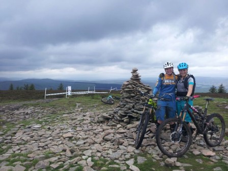 Jag och Hannah Barnes tränar på Innerleithen sträckorna på torsdagen –  detta är på toppen av sträcka tre. Foto: John Parkin 