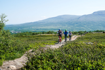Klättring med Storulvån i bakgrunden. Foto: Björn Olsson Klättring med Storulvån i bakgrunden. Foto: Björn Olsson