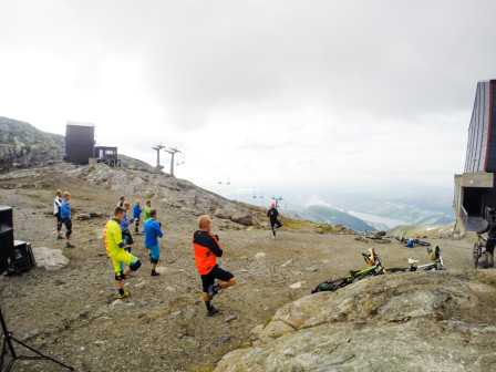Enduro-yoga på Åreskutan. Foto: Bengt Luthman