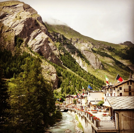 En vacker och lugn stad inbäddad bland gröna berg. Foto: Hanna Jonsson