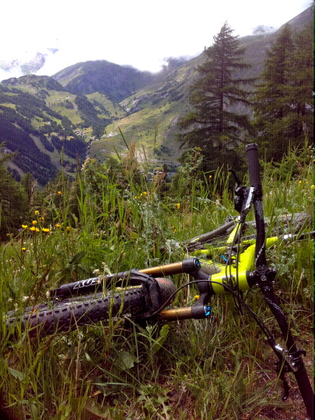 Det är en vacker klättring upp till sträcka två och man kan se rakt ner på La Thuile som gömmer sig i bakgrunden. Foto: Hanna Jonsson