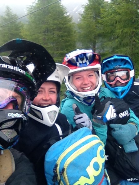 På väg upp i liften i regn och blåst - vi kurar ihop oss så gott det går och håller humöret uppe! Foto: Hanna Jonsson