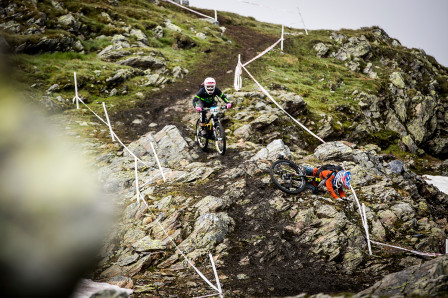 Ibland går det inte alls som man har planerat. John Parkin lyckades fånga mig på bild mitt i andra craschen medan tjejen bakom är redo att köra om. Suck. Foto: John Parkin