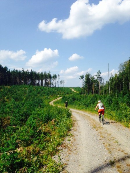 Det var gott om långa varma transportsträckor – här på väg till sträcka fem.