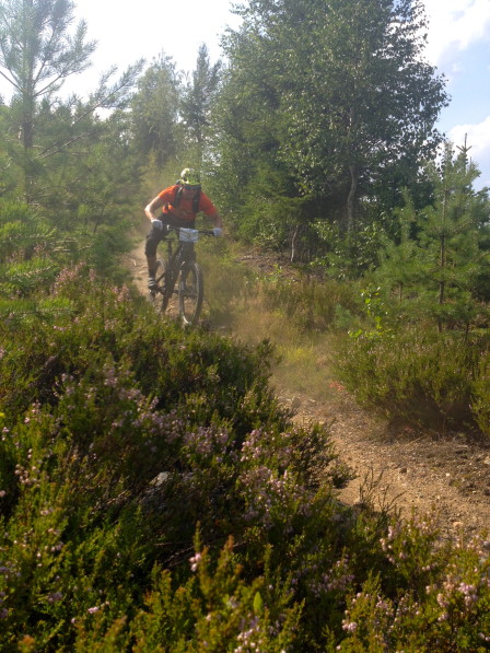 Daniel kör utför sträcka fems lösa branter.