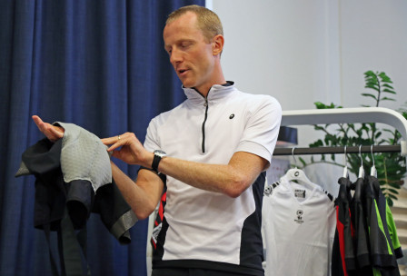 Assos utvecklingschef Omar Visentin går noggrant igenom Golden Gate-tekniken