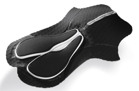 Stoppningen i MTB-byxorna är bredare och sitter längre bak än hos landsvägsbyxorna