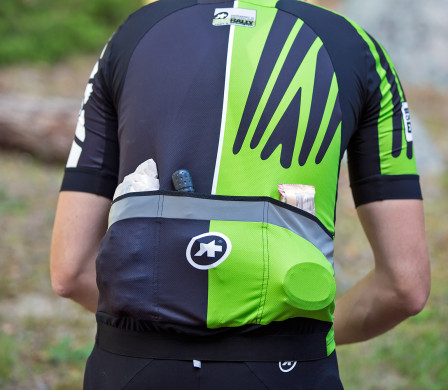 Tröjan jag provat är i stort sett produktionsklar men saknar vissa detaljer som bland annat blixlåset på den mittersta ryggfickan.