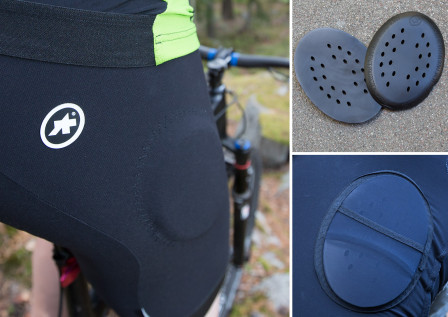 Skydden sitter monterade i tunna nätfickor på insidan av byxan och är enkla att ta i och ur.