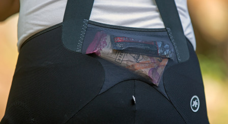 Fickan bak på byxorna rymmer exempelvis en energikaka.