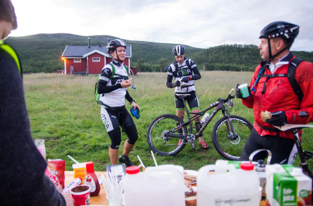 Ledande mixlaget vid första kontrollstationen vid Jotka. Foto: Bengt Luthman.