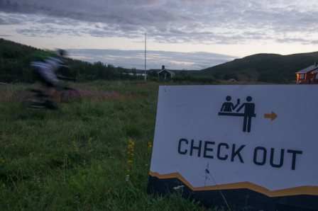 Minst fem minuters paus på varje kontrollstation. Jotka kl. 23.00. Foto: Bengt Luthman.