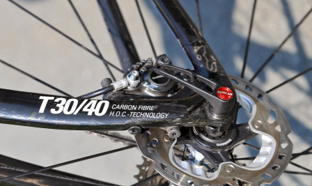 Shimanos Flat Mount skivbromsmontering där bromsoken skruvas fast underifrån.