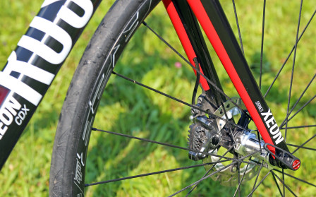 Ny skivbromsgaffel med intern dragning av bromsledningen