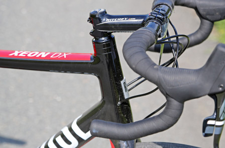 2x20 mm spacers monterade ovan styrröret. Det övre styrlagret flyttas upp till den övre spacern.