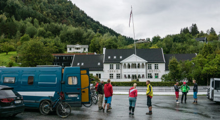 Morgonsnac på parkeringen i Marifjora. Foto: Björn Olsson