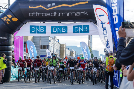 Startskottet går för OF300 på torget i Alta. Foto: Björn Olsson