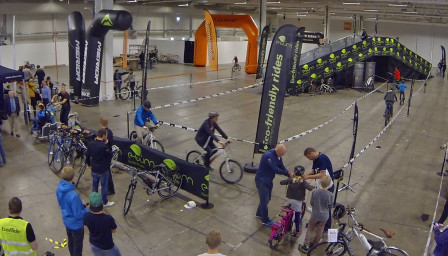Aktivitetsområdet med uppvisning och provcykling. Speciellt elcyklarna verkar ha gått hem hos besökarna