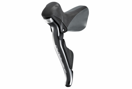Dura Ace Di2-ST-9070-reglage. Högst upp på höger och vänster reglage, under gummit, sitter knappen placerad. 
